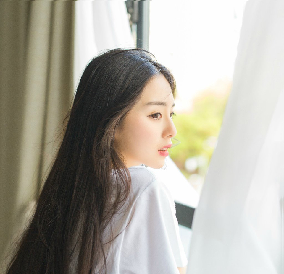 豁然回头，却见伏德正悄然向船尾的方向退去，陈到目光一厉，手中一枚利箭脱手而出，正中伏德腿腹。